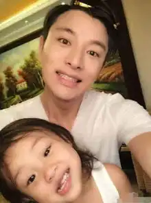  李小璐带女儿见朋友,甜馨美的像洋娃娃,李小璐尖脸扎人