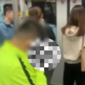  广州一男子地铁车厢看不雅视频被警方带走多方回应