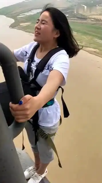  美女,你这表情也太吓人了吧