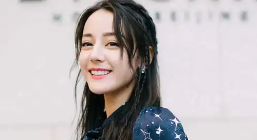  迪丽热巴直女搭配是不是得罪了搭配师皮城女警也很美