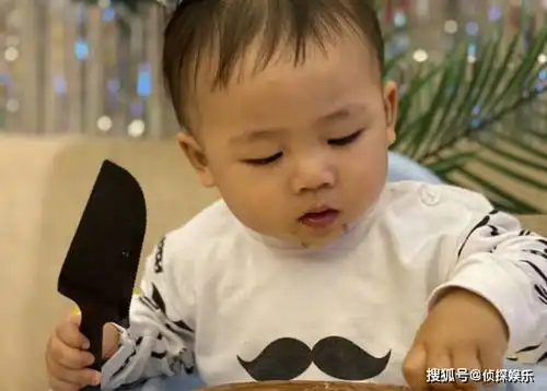  蔡少芬张晋庆儿子满一岁,乐儿被妈妈姐姐轮番亲,表情超抢镜