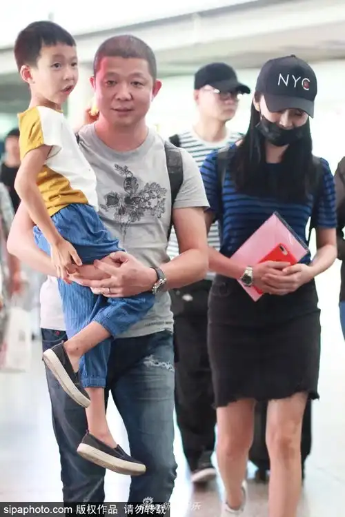  姚晨一家三口现身机场儿子小土豆表情腼腆