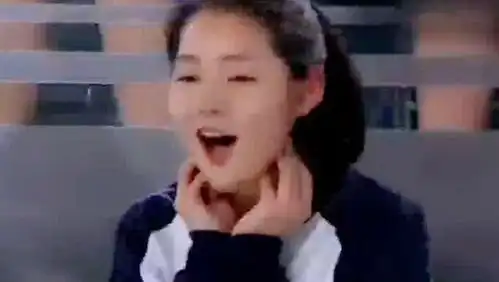  看小姐姐的表情就知道台上的女团跳的舞不普通,简直太撩人了