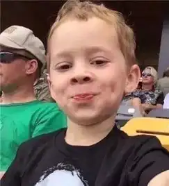  假笑男孩开微博凭假笑成世界第一网红平湖人有用过他的表情包吗