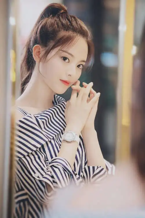  杨超越互联网闺女杨超越国民闺女的璀璨星河,梦想与励志的典范