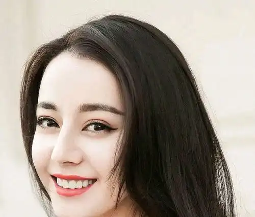  凭借颜值出圈的她有多美