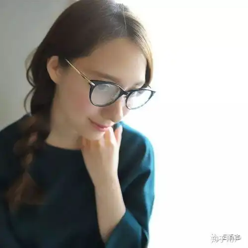  有没有什么女孩子戴眼镜也好看的发型或刘海