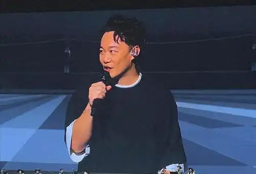  陈奕迅演唱会被指不爱国,在台上气炸,现场霸气回怼观众