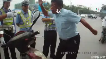  行走的表情包违章男子推搡执勤交警
