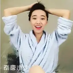  闫妮和前夫18岁漂亮女儿近照曝光组图