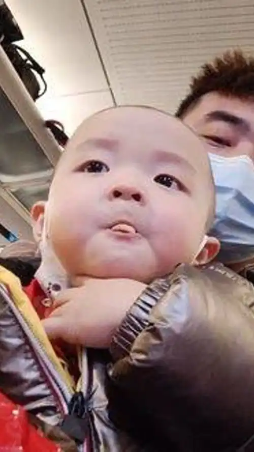  宝哭了,妈妈抱着哄,爸爸妈妈的表情亮了