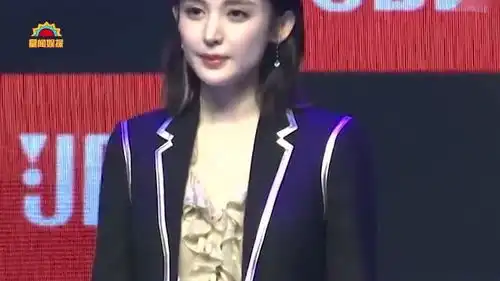  古力娜扎陈伟霆北京街头拍戏被偶遇网友皮肤真的好好
