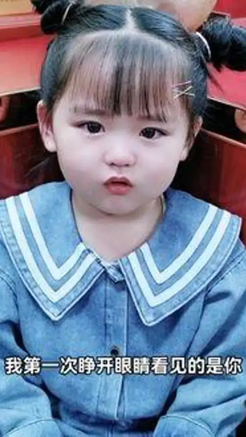  宝贝的表情太投入了,把妈妈都唱哭了