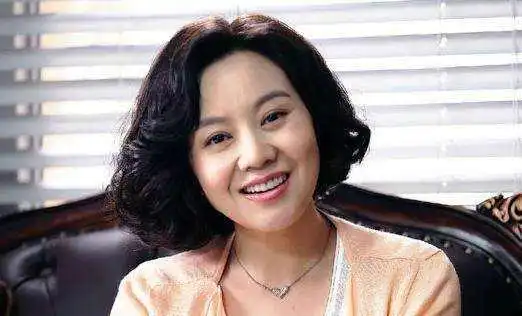  天生一副大妈脸,丈夫劈腿净身出户,46岁带着女儿被胡歌宠上天