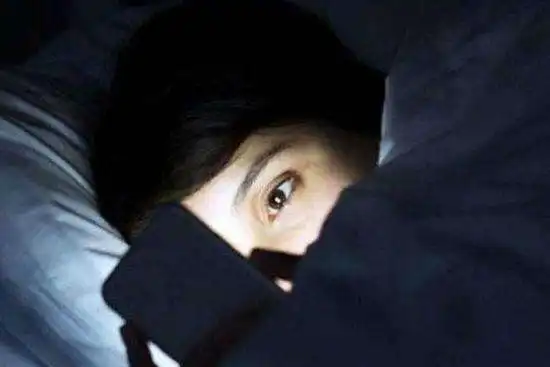  长期喜欢关灯后玩手机的人,身体出现了4种不适,就要及时停止了