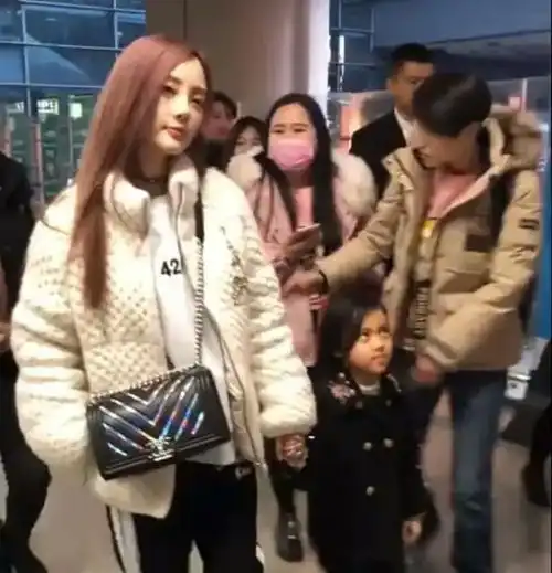 甜馨瞪人表情包母女