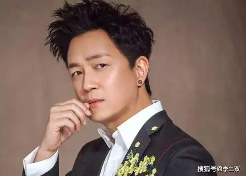  潘粤明与小10岁绯闻女友外出买菜,双手拎满物品也不忘牵手