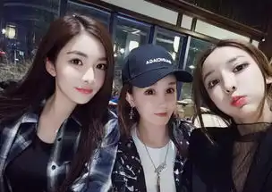  美女秀场网红三姐妹聚会长得都一样