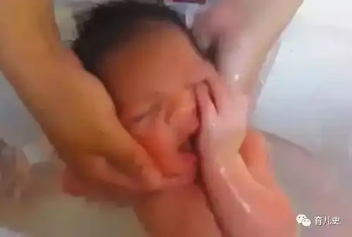  给宝宝洗澡,他还以为在妈妈肚子里,接下来的动作萌翻了
