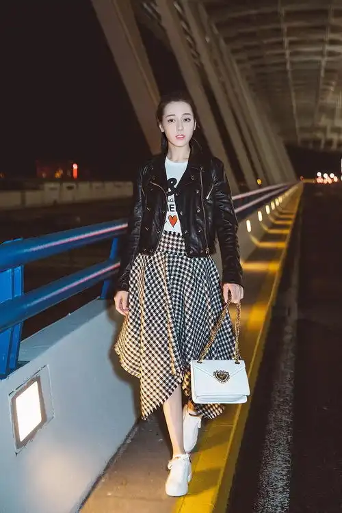  冬天除了羽绒我们还能穿什么少不了热巴,何穗都爱穿的皮外套