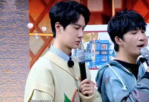  王大陆李沁上节目搂搂抱抱,王一博的表情引热议,这是不准备隐瞒了