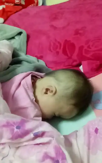  表情小宝清晨被叫醒满脸不满,看到妈妈后秒换笑脸,网友好暖表情