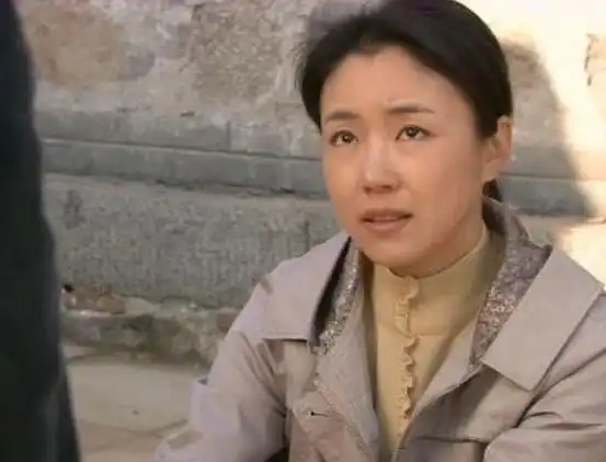  丈夫下葬后一天,女儿却梦到爸爸说脚痛,挖开坟后妈妈红了眼