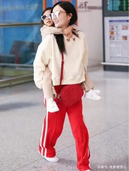  李小璐贾乃亮离婚2段声明1篇长文,7年婚姻却对前夫只字不提