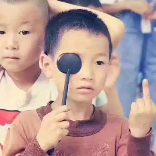 竖中指表情包可爱小孩