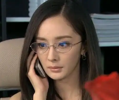 戴眼镜的女孩表情包赵丽