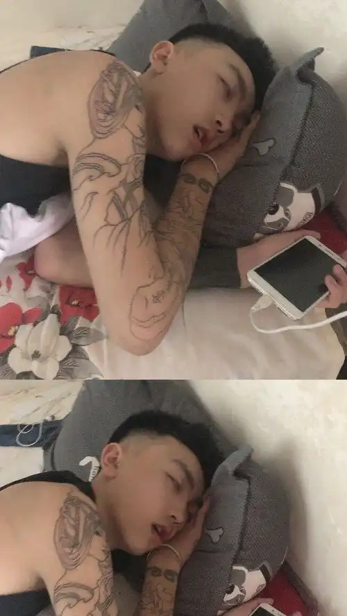  幽默搞笑段子集男友这个睡姿和表情,笑坏个人,哈哈哈