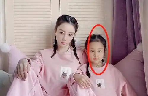  李小璐晒和女儿合照,甜馨面无表情让人心疼,网友宣传工具