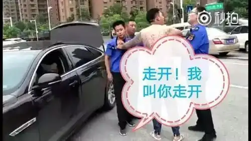  壮汉司机脱衣露纹身恐吓执法人员,民警到现场后他上演秒怂表情秀