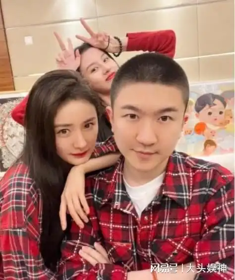  杨幂和张大大一众好友聚餐,两人身穿情侣装,亲密拍照好暧昧