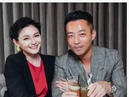  大s离婚后与闺蜜聚会搂着小p老师头靠头,脸色憔悴表情高冷