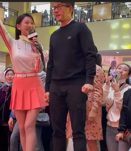  刘恺威参加线下活动,紧握双拳表情不知所措,女主持极力活跃气氛
