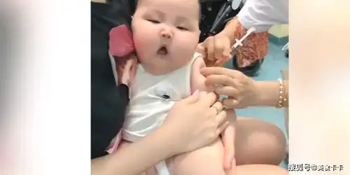  宝宝打针真是太可爱了,哭着的表情满脸都是控诉,我也被萌到了