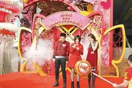  angelababy难掩甜蜜与黄晓明玩烟花过团圆年