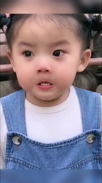  小女孩生气咬牙切齿,哭的样子都这么可爱