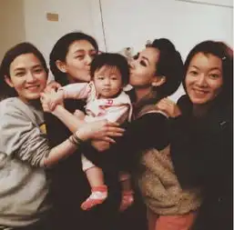  大小s姐妹淘妇女节齐聚小玥儿被抱表情不情愿