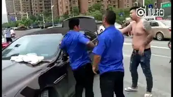  壮汉司机脱衣露纹身恐吓执法人员,民警到现场后他上演秒怂表情秀