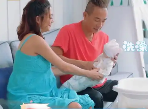  陈小春给宝宝洗澡,应采儿吓出表情包,奶爸哄娃不靠谱