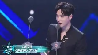  钢管舞美女挑战严寒