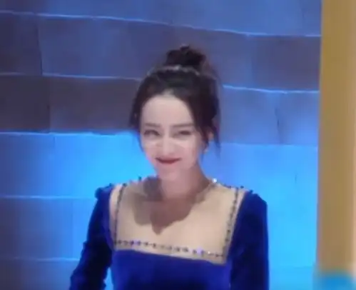 艺人们的表情管理好绝,杨幂变风格只需一秒,热巴险摔倒反应迅速