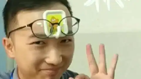 戴眼镜的女孩表情包塌鼻