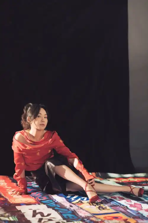  红色露肩衣搭配黑色不规则皮裙,48岁的闫妮美艳如花,灿若仙女