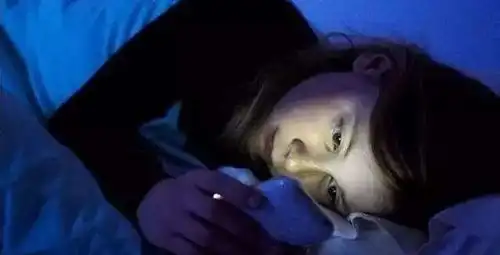  网传黑暗中看手机,眼睛会失明,你怎么看
