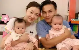  熊黛林夫妇带女儿游迪士尼,一人抱一娃超有爱,姐妹吃雪糕表情萌