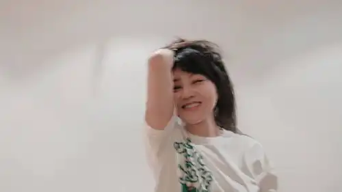 组图闫妮晒室内随拍悠闲惬意轻撩秀发露笑容活力满满