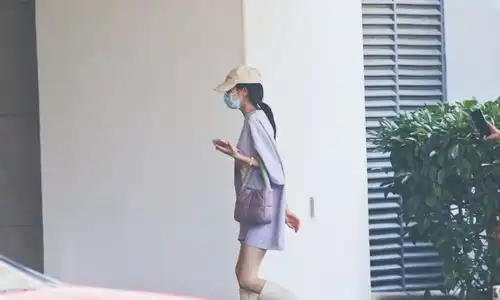  迪丽热巴终于开窍,为美三伏天穿长靴配t恤,迈八字步这气场无敌